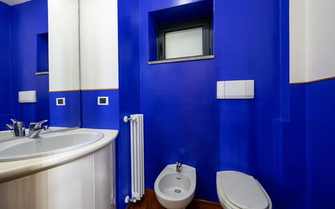 Villa Amyra 6+2: Blu, Pavimentazione, Idraulico Fixture, Pavimento, Bagno, Idraulico, Piastrella, Rubinetto, Lavello, Dipingere