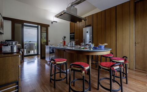 Villa Amyra 6+2: Mobilia, Interior Design, Pavimentazione, Legna, Cucina, Pavimento, Tavolo, Soffitto, Illuminazione, Sedia
