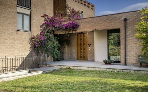 Villa Amyra 6+2: Parete, Zona Residenziale, Arbusto, Facciata, Casa, Brick, Estate, Giardino, Cortile, Landscaping