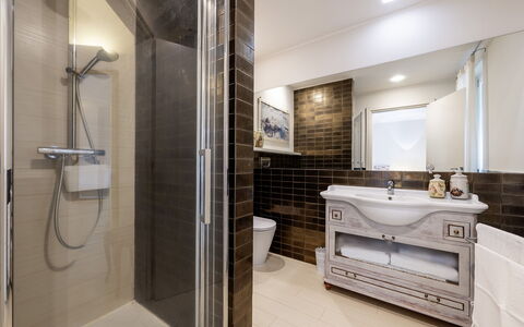 Villa Sparta 8+2: Bagno, Idraulico Fixture, Interior Design, Pavimentazione, Pavimento, Lavello, Vasca Da Bagno, Lavandino Del Bagno, Rubinetto, Mobiletto Del Bagno