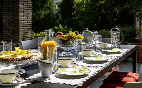 Villa Sparta 8+2: Tavola, Mobilia, Serveware, Tavolo, Bicchieri, Dishware, Tovaglia, Piatto, Cibo