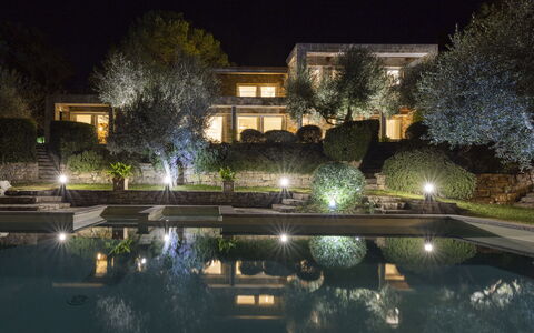 Brightline Villa 8: Giardino, Estate, Paesaggio Di Illuminazione, Dimora, Ricorrere, Hacienda, Notte, Piscina, Landscaping, Villa