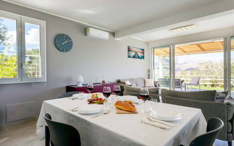 Villa dei Sospiri 4: Mobilia, Sedia, Tavolo, Interior Design, Cucina & Sala Da Pranzo Tavolo, Soffitto, Shade, Ristorante, Sala Da Pranzo, Pianta Della Casa