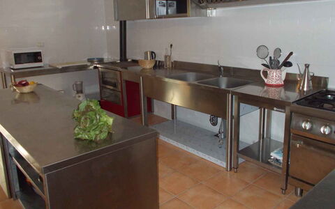 Villa Arbeio 8+6: Elettrodomestico Da Cucina, Cucina, Apparecchio Major, Controsoffitto, Lavandino Della Cucina, Pavimentazione, Cucina Stufa, Lavello, Stufa, Idraulico Fixture