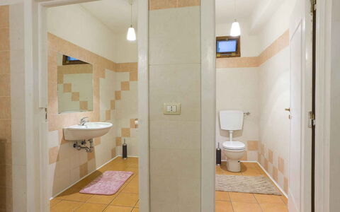 Villa Arbeio 8+6: Pavimentazione, Parete, Pavimento, Idraulico Fixture, Bagno, Interior Design, Soffitto, Gabinetto, Idraulico, Camera