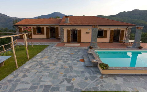 Villa Arbeio 8+6: Piscina, Flagstone, Piastrella, Shade, Ricorrere, Cortile