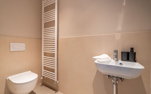 Cascina Buzio 12: Pavimentazione, Parete, Pavimento, Bagno, Idraulico Fixture, Interior Design, Gabinetto, Idraulico, Toilet Seat, Piastrella
