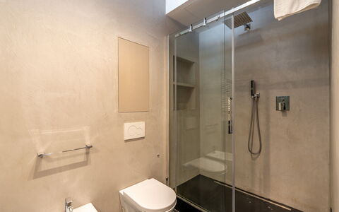 Aurora 2+2: Bagno, Pavimentazione, Idraulico Fixture, Parete, Pavimento, Interior Design, Idraulico, Specchio, Rubinetto, Gabinetto