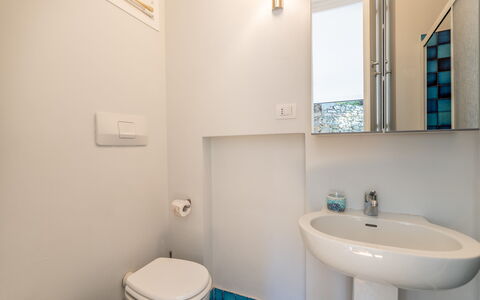 Casa Chiara 6+2: Bagno, Lavandino Del Bagno, Idraulico Fixture, Parete, Pavimentazione, Interior Design, Lavello, Pavimento, Rubinetto, Specchio