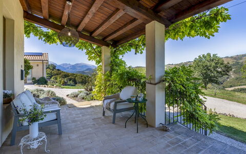 Casale la Cascina 8: Mobilia, Sedia, Giardino, Shade, Mobili Da Esterno, Landscaping, Portico, Cucina & Sala Da Pranzo Tavolo, Eco Hotel