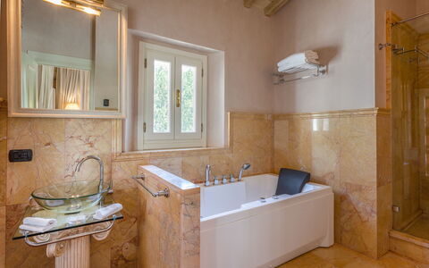 Villa Ginevra 12: Idraulico Fixture, Vasca Da Bagno, Bagno, Pavimentazione, Parete, Interior Design, Pavimento, Rubinetto, Lavello, Idraulico