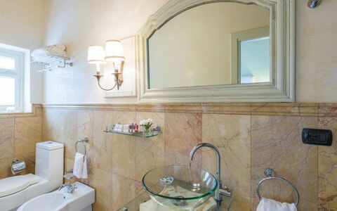 Villa Ginevra 12: Idraulico Fixture, Bagno, Lavandino Del Bagno, Lavello, Parete, Interior Design, Rubinetto, Pavimentazione, Pavimento, Idraulico