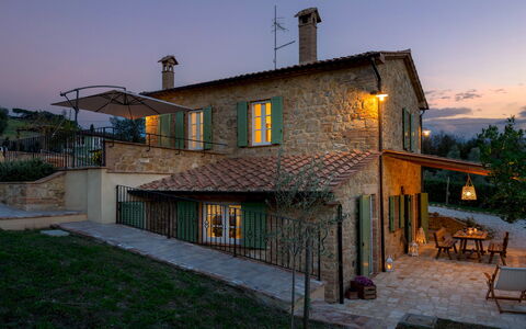 Villino Ariachiara 6: Casa, Casa, Zona Residenziale, Tetto, Villetta, Estate, Agriturismo, Villa, Camino, Balcone