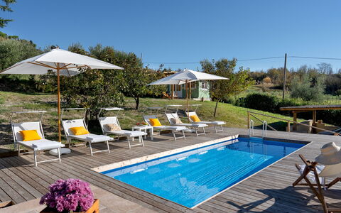 Villino Ariachiara 6: Piscina, Mobilia, Mobili Da Esterno, Lettino, Ricorrere, Sedia, Ombrello, Shade, Eco Hotel, Sedia A Sdraio