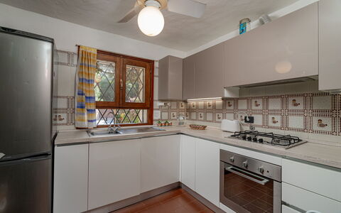 Villa Pitrizzina 8: Cucina, Elettrodomestico Da Cucina, Controsoffitto, Cabinetry, Interior Design, Apparecchio Major, Pavimentazione, Legna, Soffitto, Cucina Stufa