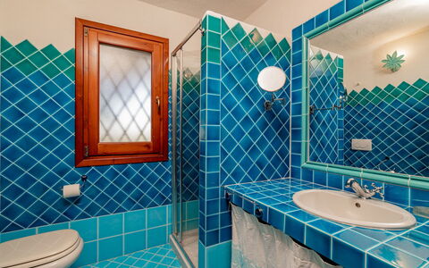 Villa Pitrizzina 8: Blu, Interior Design, Pavimentazione, Pavimento, Idraulico Fixture, Piastrella, Soffitto, Rubinetto, Bagno, Idraulico