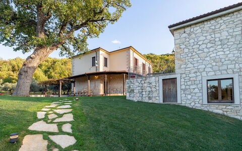 Villa Cusano 18: Casa, Estate, Villetta, Agriturismo, Portico, Giardino, Cortile, Villa, Landscaping, Balcone