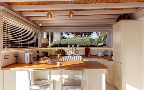 Baia L'Aura 8: Mobilia, Interior Design, Legna, Controsoffitto, Cucina, Pavimentazione, Soffitto, Illuminazione, Pavimento, Cabinetry