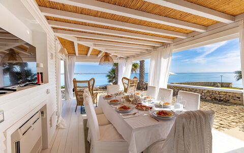 Baia L'Aura 8: Mobilia, Tavolo, Sedia, Ricorrere, Interior Design, Cucina & Sala Da Pranzo Tavolo, Mare, Eco Hotel, Shade, Mobili Da Esterno
