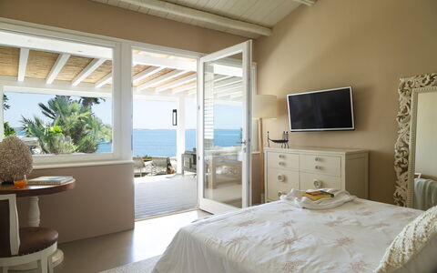 Baia L'Aura 8: Mobilia, Interior Design, Camera Da Letto, Letto, Pavimento, Soffitto, Illuminazione, Casa, Pavimentazione, Camera