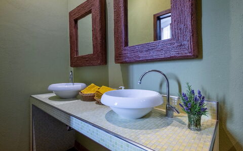 Podere Sant'Eugenio 14: Lavandino Del Bagno, Idraulico Fixture, Lavello, Interior Design, Rubinetto, Bagno, Idraulico, Controsoffitto, Porcellana, Specchio