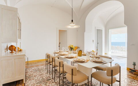 Villa Aristula 11: Mobilia, Interior Design, Pavimentazione, Tavolo, Pavimento, Cucina & Sala Da Pranzo Tavolo, Sedia, Sala Da Pranzo, Materiali Naturali