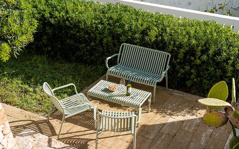 Villa Aristula 11: Mobilia, Mobili Da Esterno, Sedia, Groundcover, Giardino, Bracciolo, Shade, Panchina, Tavolo Esterno