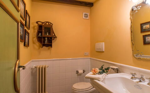 Montepietraia e San Martino 18: Parete, Interior Design, Giallo, Idraulico Fixture, Bagno, Lavandino Del Bagno, Illuminazione, Rubinetto, Pavimentazione, Idraulico