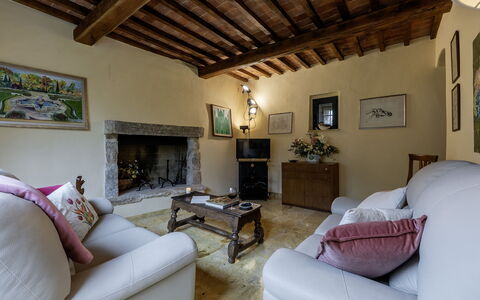 Il Castellare 14: Mobilia, Parete, Interior Design, Pavimentazione, Divano, Legna, Soggiorno, Pavimento, Camera, Tavolo