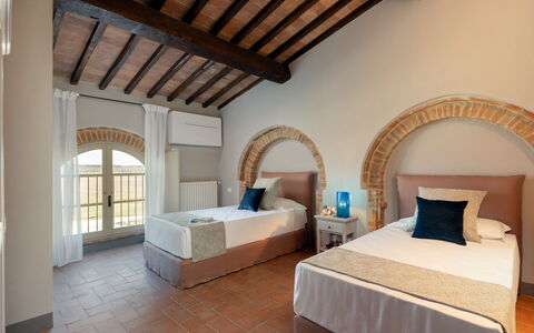 Villa le Beringhe 30: Parete, Arco, Interior Design, Soffitto, Camera Da Letto, Arcade, Letto, Hotel, Colonna, Bedding