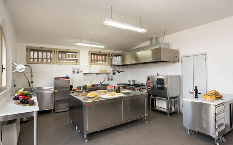 Villa le Beringhe 30: Elettrodomestico Da Cucina, Cucina, Apparecchio Major, Controsoffitto, Elettrodomestico, Illuminazione, Pavimentazione, Mobilia, Cucina Stufa, Cabinetry