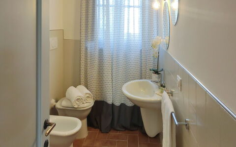 Villa le Beringhe 30: Pavimentazione, Pavimento, Interior Design, Idraulico Fixture, Bagno, Idraulico, Camera, Lavandino Del Bagno, Rubinetto, Lavello