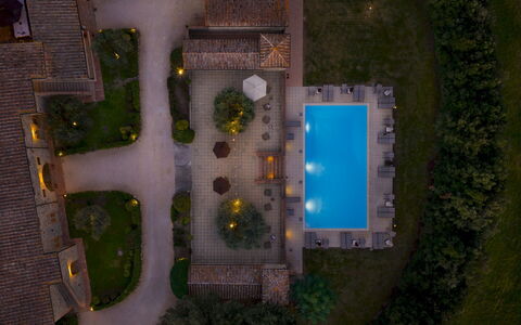 Villa le Beringhe 30: Piscina, Ricorrere, Notte, Estate, Eco Hotel, Giardino, Paesaggio Di Illuminazione, Hacienda, Terme, Giochi D'Acqua