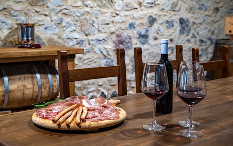 Villa le Beringhe 30: Cibo, Tavola, Ingrediente, Tavolo, Mobilia, Serveware, Vino