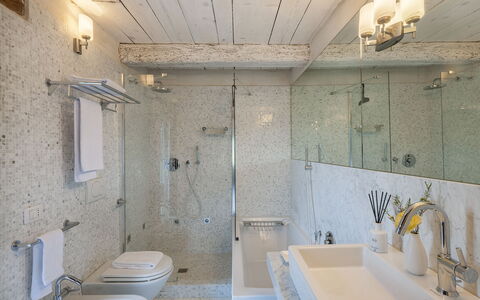 Casa Sant'Elia 7+3: Bagno, Idraulico Fixture, Pavimentazione, Interior Design, Pavimento, Rubinetto, Lavandino Del Bagno, Lavello, Soffitto, Specchio