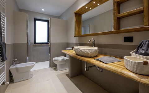 I Tramonti 10+2: Idraulico Fixture, Pavimentazione, Interior Design, Lavello, Legna, Lavandino Del Bagno, Pavimento, Rubinetto, Bagno, Casa