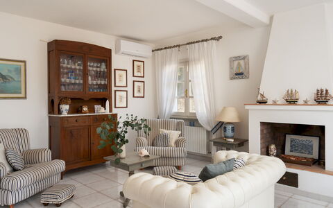Villa Perelle 8: Mobilia, Interior Design, Divano, Pavimentazione, Legna, Soggiorno, Camera, Pavimento, Illuminazione, Tavolo