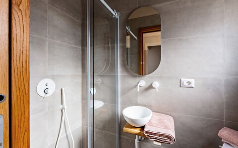 Trulli Fiori di Mandorlo 6: Pavimentazione, Pavimento, Idraulico Fixture, Interior Design, Bagno, Idraulico, Rubinetto, Camera, Lavello, Lavandino Del Bagno