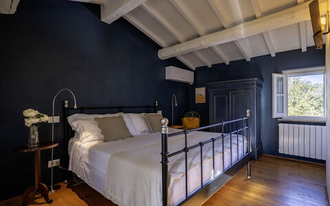 Podere Vernine di Sotto 14: Mobilia, Letto, Camera Da Letto, Interior Design, Bedding, Lenzuolo, Pavimentazione, Illuminazione, Pavimento, Soffitto