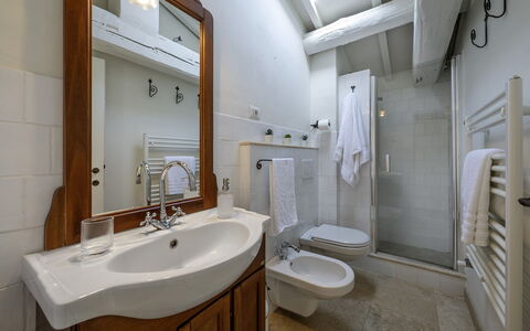 Podere Vernine di Sotto 14: Pavimentazione, Interior Design, Idraulico Fixture, Legna, Pavimento, Bagno, Lavello, Lavandino Del Bagno, Soffitto, Rubinetto