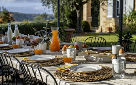 Podere Vernine di Sotto 14: Tavola, Serveware, Tavolo, Cibo, Mobilia, Dishware, Bicchieri, Piatto