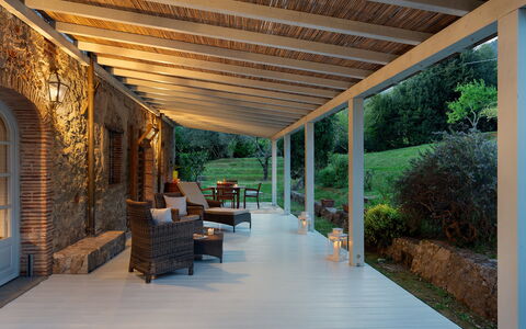 Villa delle Silerchie 10: Legna, Pavimentazione, Portico, Pavimento, Soffitto, Fascio, Shade, Vaso Di Fiori, Struttura Esterna, Terrazza