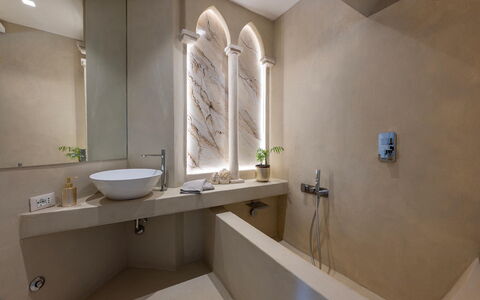 Villa Corte Sant'Anna 6+2: Parete, Idraulico Fixture, Pavimentazione, Interior Design, Pavimento, Rubinetto, Bagno, Idraulico, Illuminazione, Vasca Da Bagno