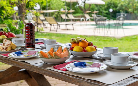 Sangiovese 14: Tavola, Serveware, Tavolo, Cibo, Dishware, Mobilia, Bicchieri, Piatto, Tovaglia, Frutta