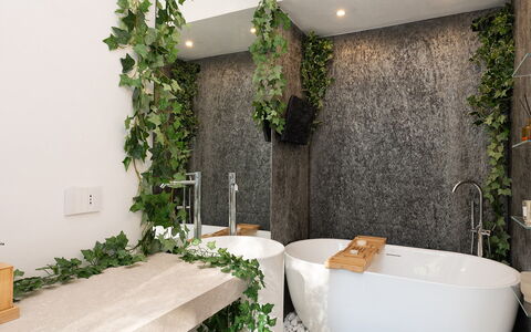 Villa Lunezia 6: Idraulico Fixture, Interior Design, Pianta Della Casa, Bagno, Vaso Di Fiori, Materiali Naturali, Rubinetto, Idraulico, Vasca Da Bagno, Muro ​​Di Pietra