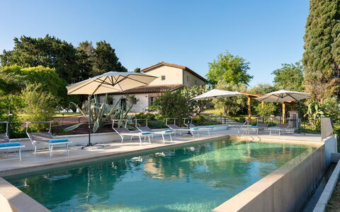 Il Poggione 10: Piscina, Zona Residenziale, Ombrello, Estate, Ricorrere, Shade, Landscaping, Hacienda, Giardino, Mobili Da Esterno