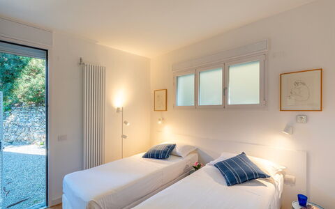 La Scogliera di Sori 5+1: Letto, Parete, Camera Da Letto, Interior Design, Soffitto, Lenzuolo, Bedding, Mobilia, Casa, Camera