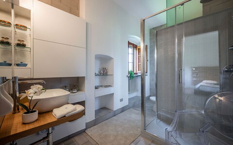 Villa Collegigliato 8: Interior Design, Pavimentazione, Idraulico Fixture, Pavimento, Soffitto, Rubinetto, Illuminazione, Bagno, Mobilia, Lavello