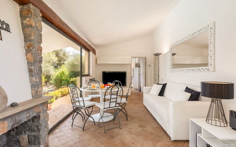 Villa Althaea 6: Mobilia, Divano, Casa, Soggiorno, Sedia, Soffitto, Ricorrere, Cucina & Sala Da Pranzo Tavolo