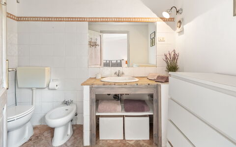 Villa Althaea 6: Bagno, Lavandino Del Bagno, Idraulico Fixture, Lavello, Toilet Seat, Interior Design, Gabinetto, Pavimentazione, Rubinetto, Pavimento